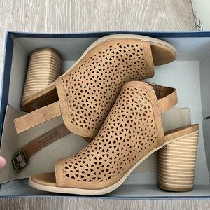 Size 9 tan open toed heeled sandals
